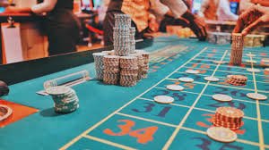 Người dùng thực hiện rút tiền tại win99 trên điện thoại di động